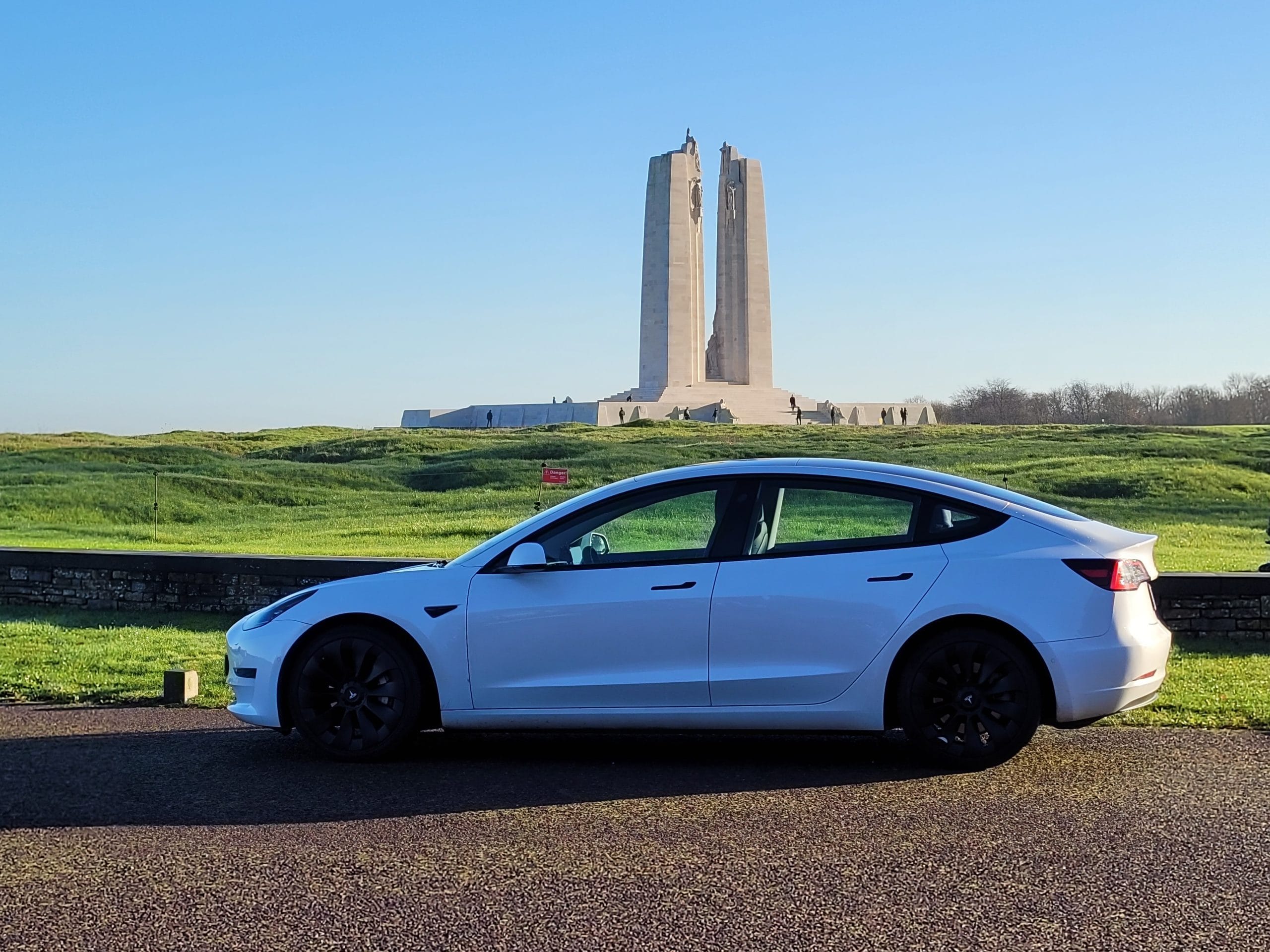 Tesla Xave VTC devant le Mémorial canadien de Vimy