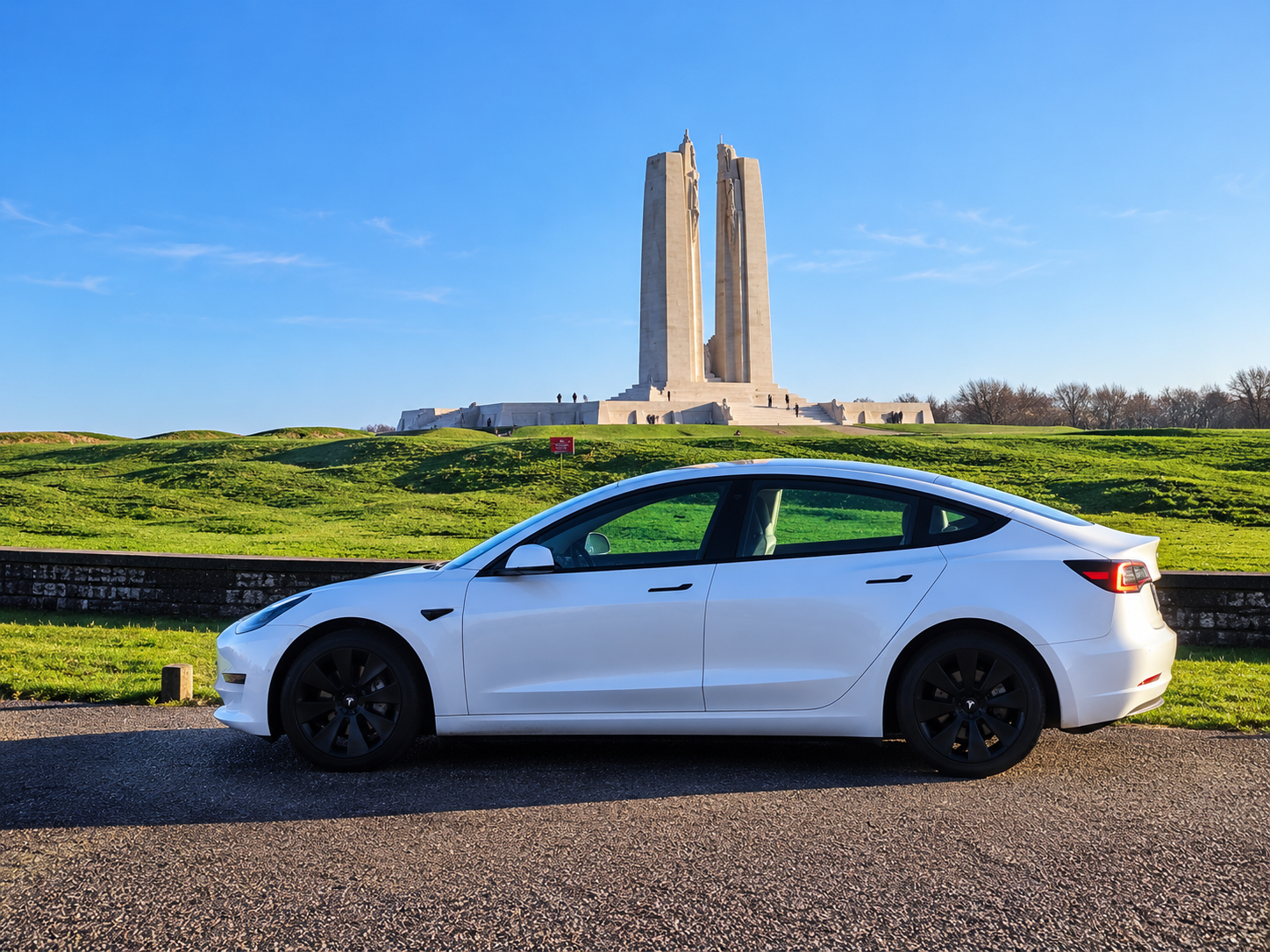 Tesla Xave VTC devant le Mémorial canadien de Vimy