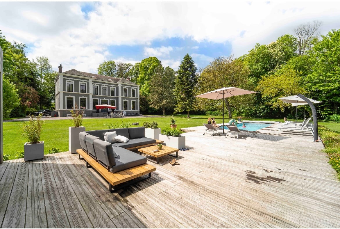Le Château de Toile, son parc arboré, sa terrasse et sa piscine à Hersin-Coupigny