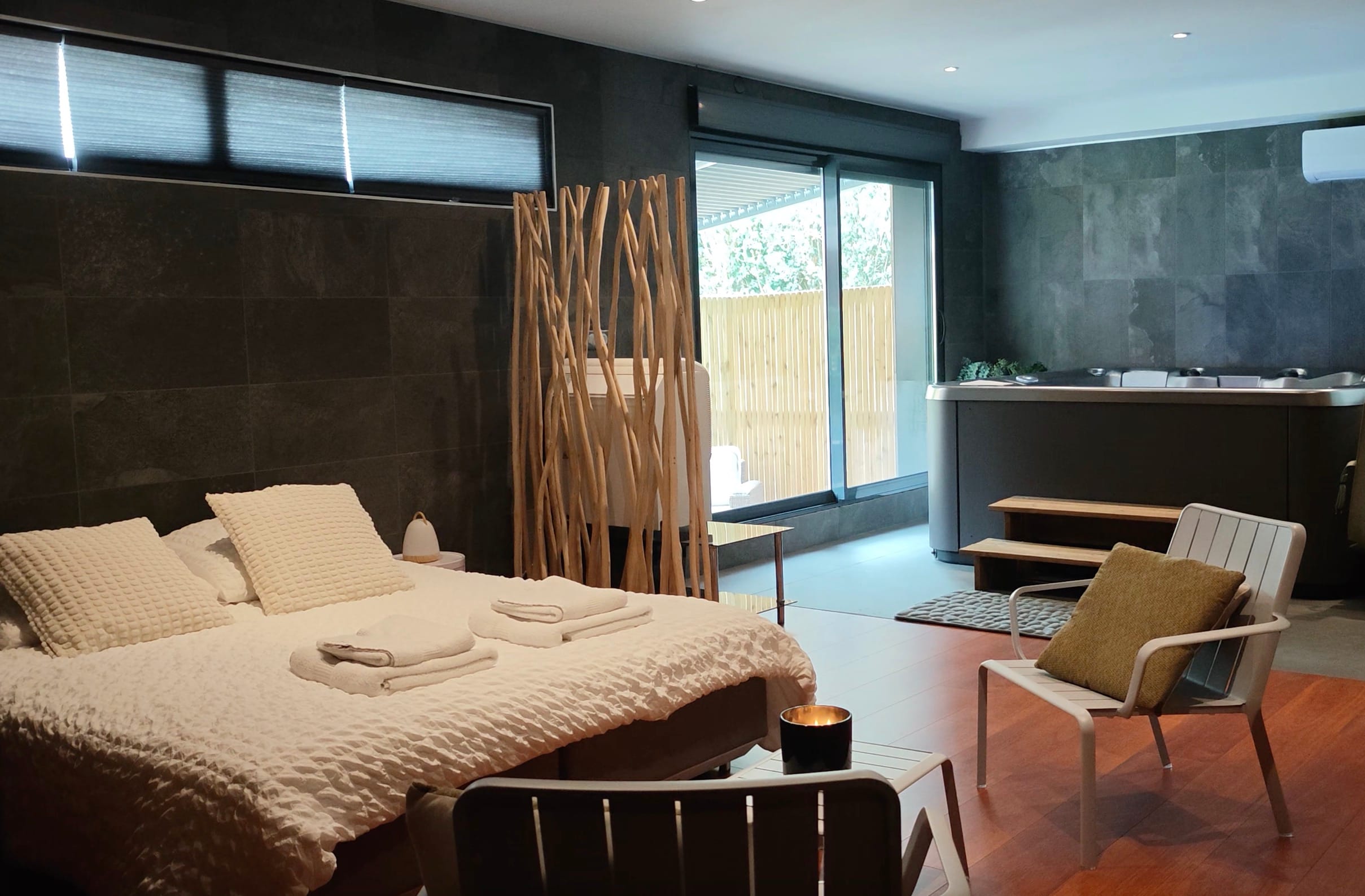 Une chambre et son espace détente au Château de Toile
